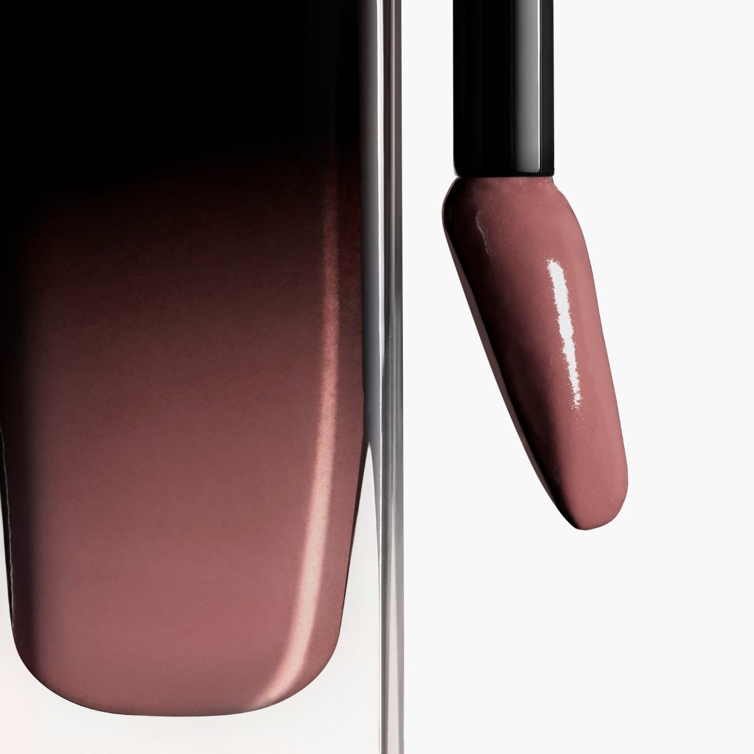 LA BARRA DE LABIOS LÍQUIDA BRILLANTE DE LARGA DURACIÓN